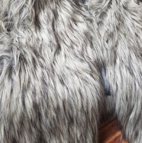 Faux fur 4t child's gray wolf vest SO SOFT & FUN Old Navy - Picture 2 of 7